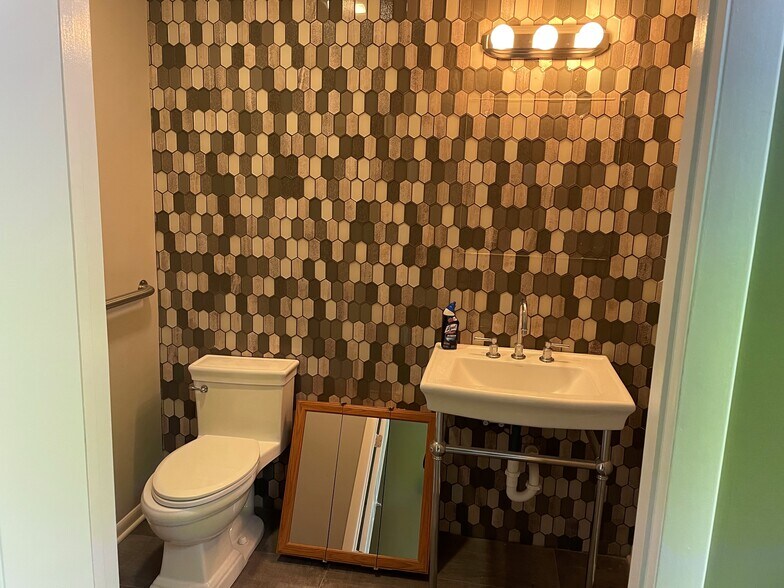 More Photos Of 1005-1015 S Arlington Heights Rd, Arlington Heights General Retail For Lease