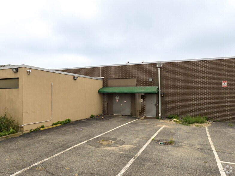 More Photos Of 750 Park Pl, Long Beach Manufacturing For Lease