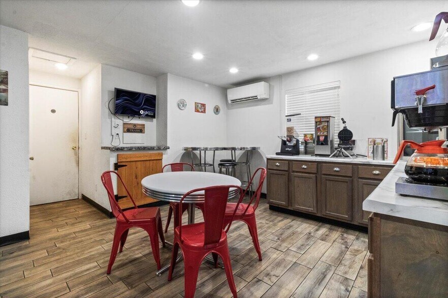 More Photos Of 505 Porter Wagoner Blvd, West Plains Hotel For Sale