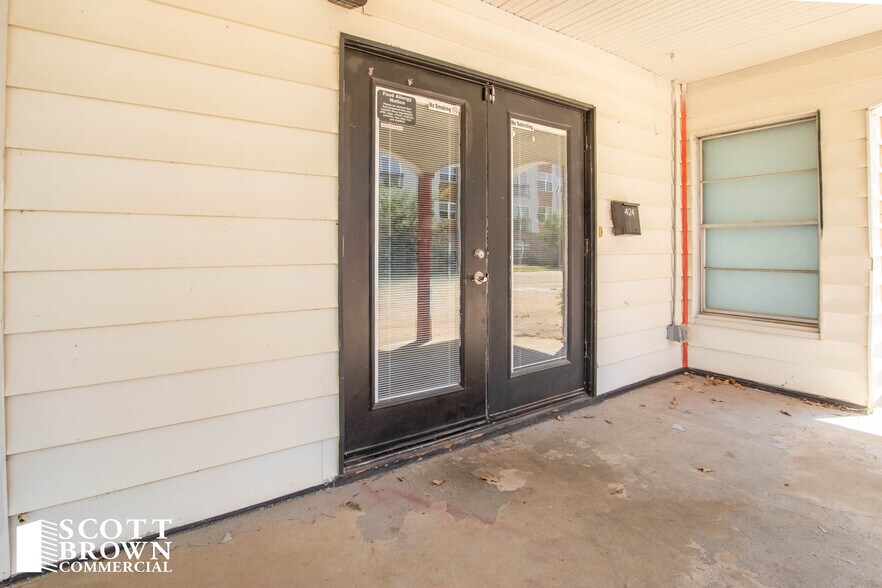 More Photos Of 424 Bryan St, Denton Restaurant For Sale