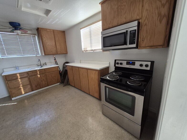 More Photos Of 604 W 8th St, Merced Office For Lease