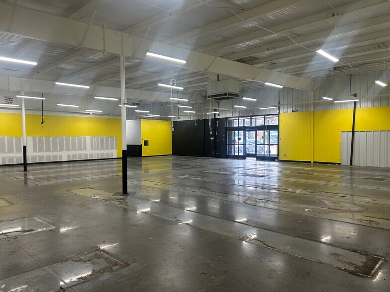 More Photos Of 3801 N Main St, Jacksonville Freestanding For Lease