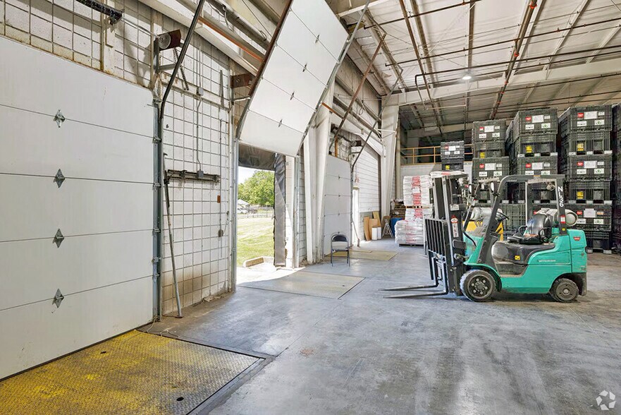More Photos Of 823 Aaron Pky, Centralia Manufacturing For Lease