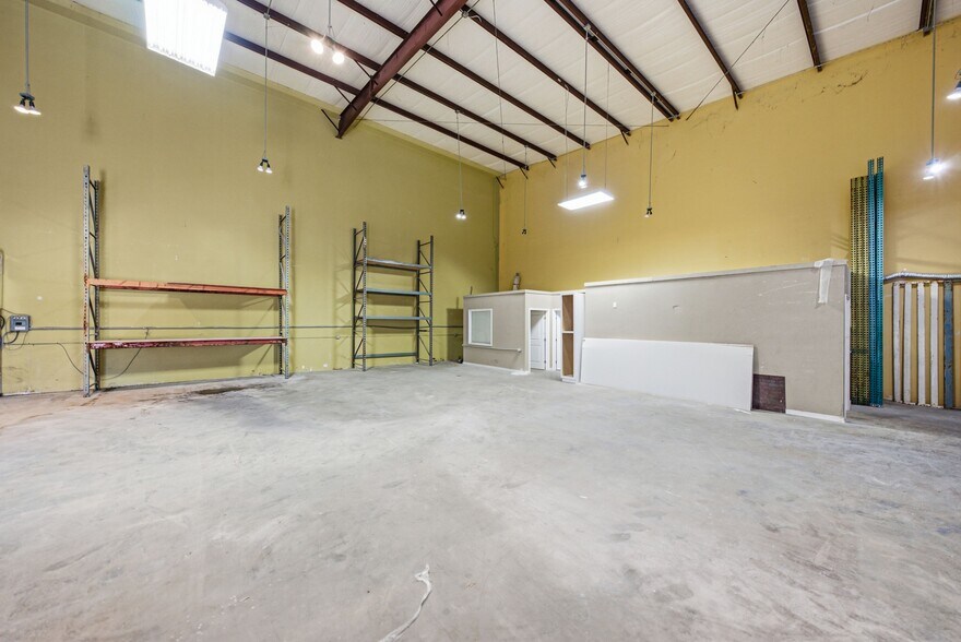 More Photos Of 2160 Edgewood Dr S, Lakeland Warehouse For Lease
