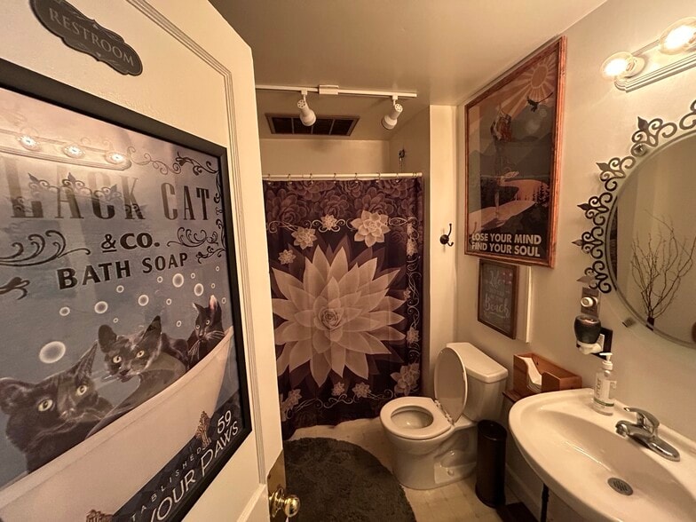 More Photos Of 6112 Benneville St, Cincinnati Freestanding For Sale