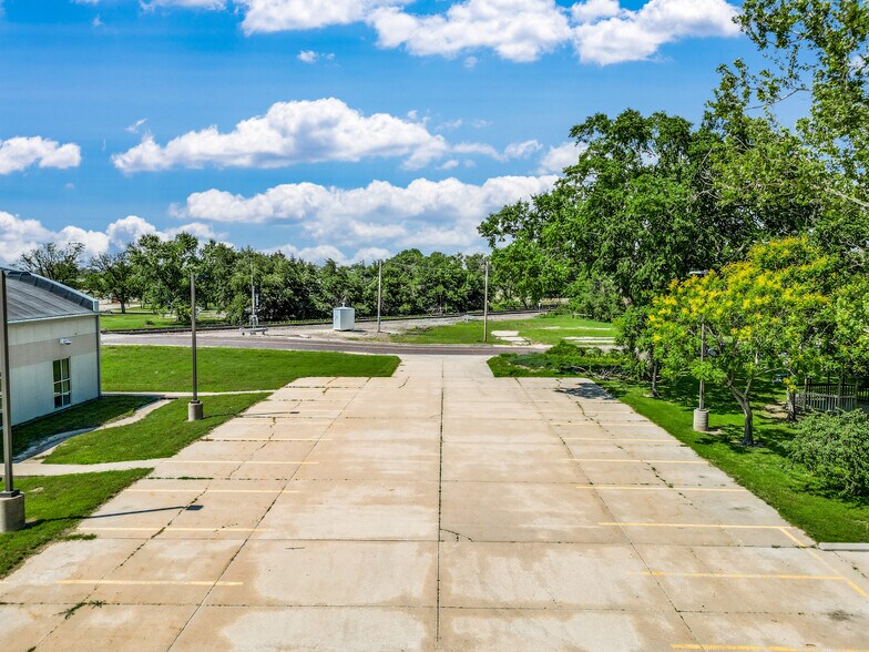 More Photos Of 500 W 1 St Ave, Hutchinson Office For Sale