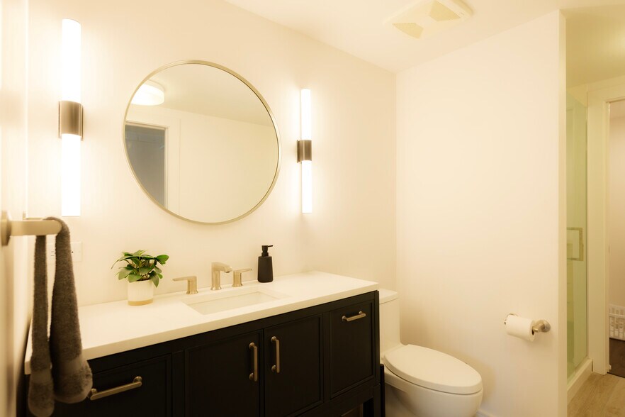 More Photos Of 140 Washington Sq, Washington General Retail For Sale