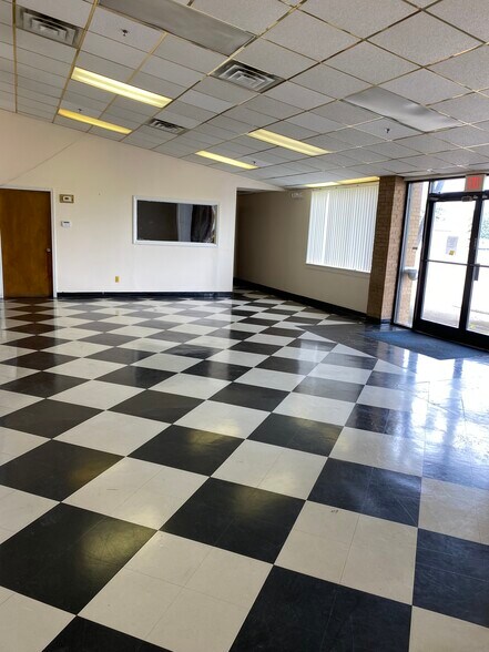 More Photos Of 3410 Bashford Avenue Ct, Louisville Light Distribution For Lease