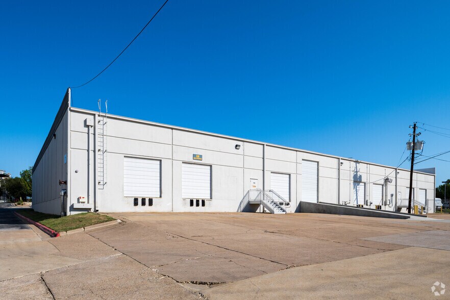More Photos Of 7615 Metro Center Dr, Austin Warehouse For Lease