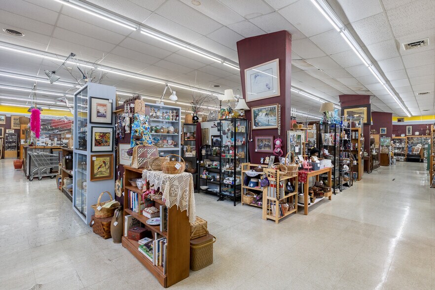 More Photos Of 3128 Ne Highway 101, Lincoln City Storefront For Sale