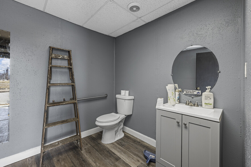 More Photos Of 2600 N Florissant Ave, Saint Louis Flex For Sale