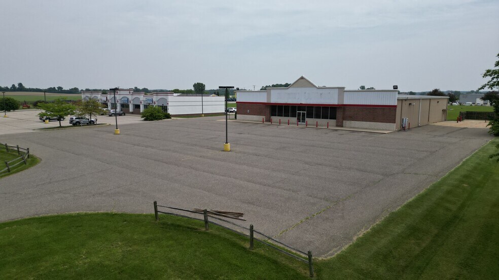 More Photos Of 4464 Huron St, North Branch Freestanding For Lease