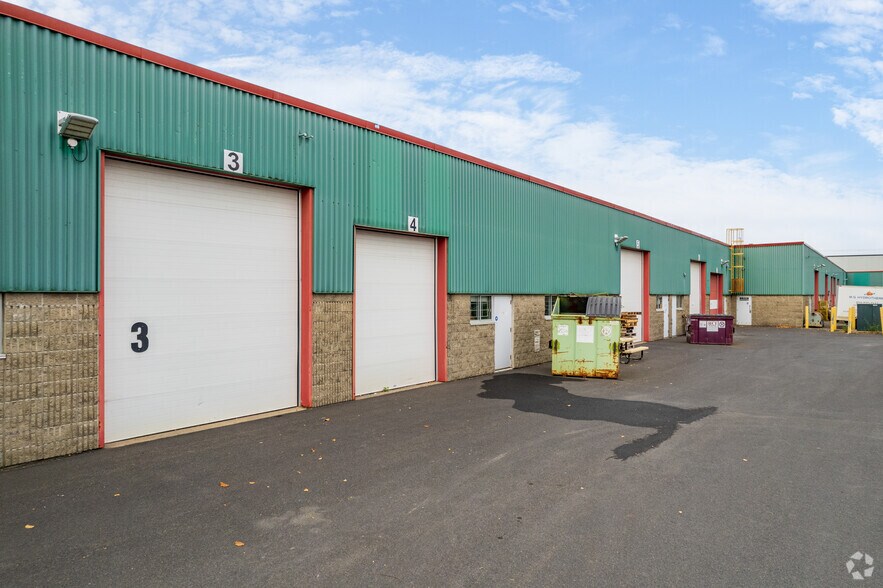 More Photos Of 135 Ch du Tremblay, Boucherville Distribution For Lease