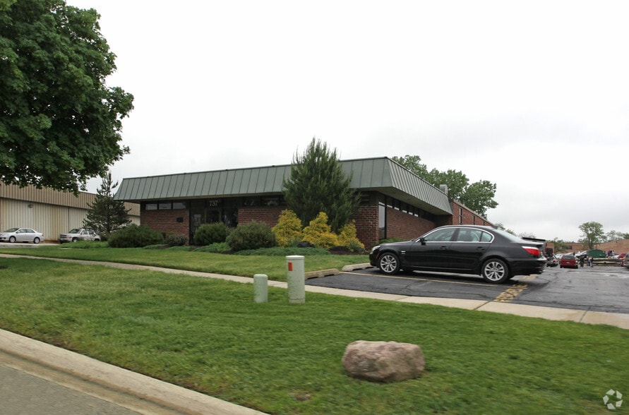 More Photos Of 737 Blackhawk Dr, Westmont Warehouse For Sale