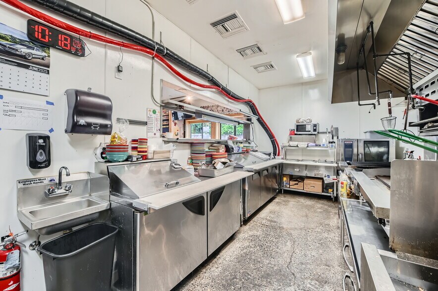 More Photos Of 4343 SE Hawthorne Blvd, Portland Restaurant For Sale