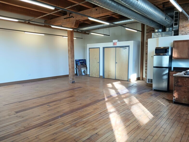 More Photos Of 333 N Oakley Blvd, Chicago Light Distribution For Lease