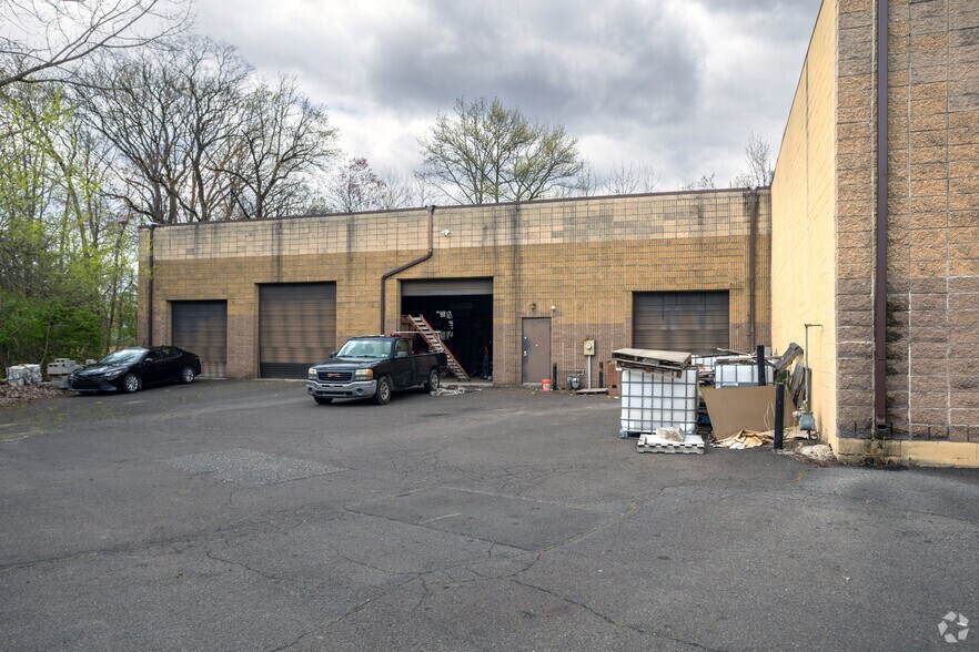 More Photos Of 3901 Nebraska St, Levittown Warehouse For Lease
