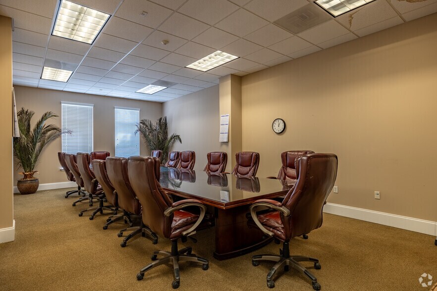 More Photos Of 4702-4708 Capital Cir NW, Tallahassee Manufacturing For Sale