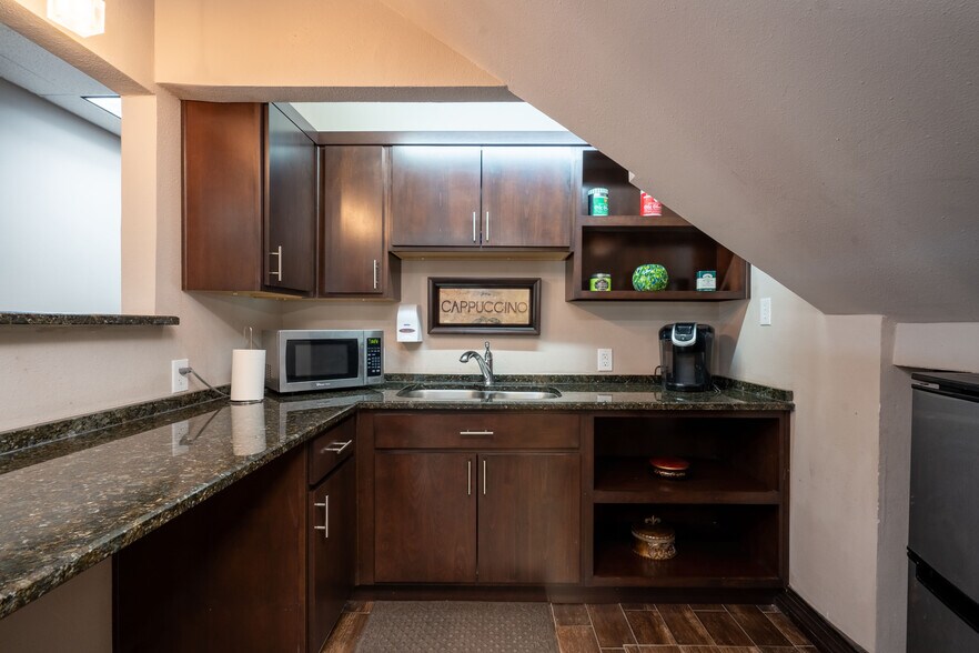 More Photos Of 7001 Westwind Dr, El Paso Office Residential For Lease