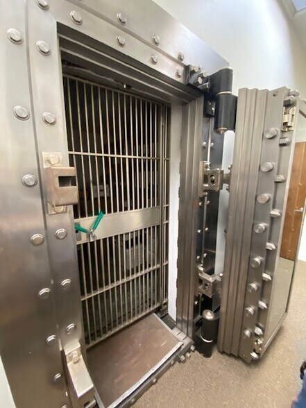 More Photos Of 202 N Washington Ave, Pulaski Office For Sale