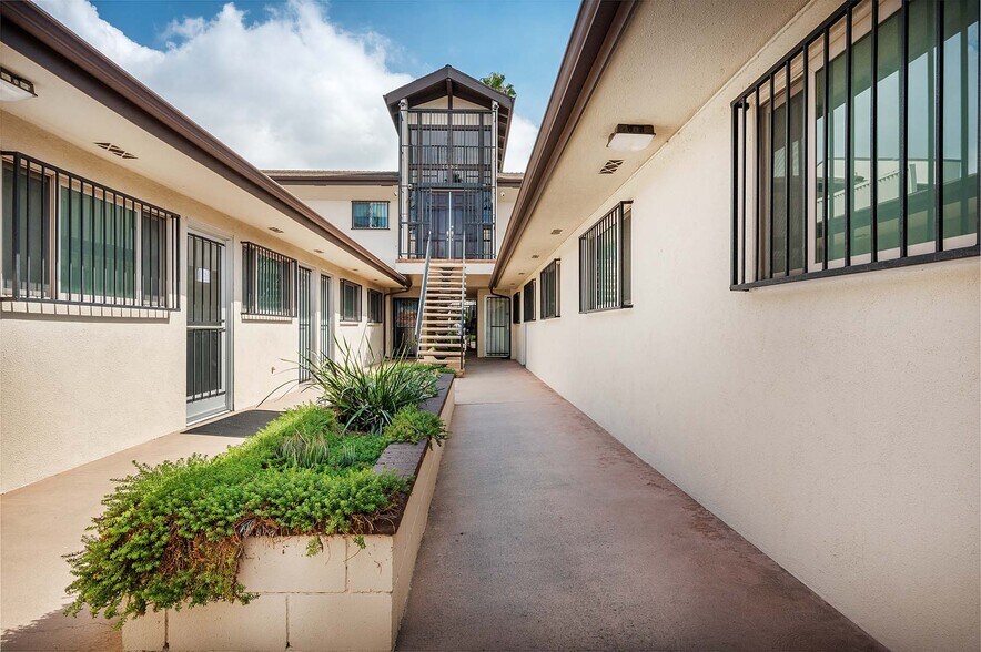 More Photos Of 1324-1332 N Avalon Blvd, Wilmington Office For Lease