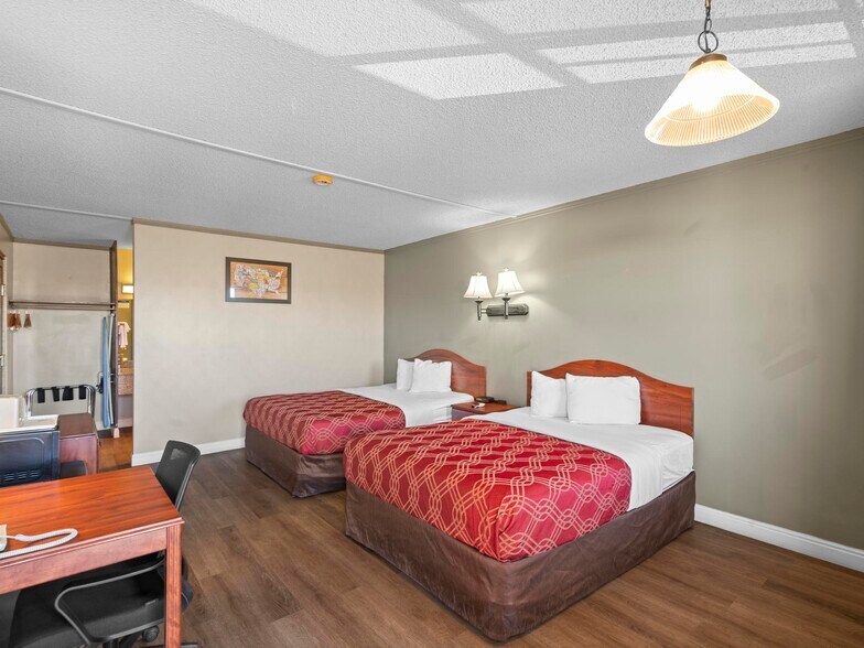 More Photos Of 1225 S State St, Salina Hotel For Sale