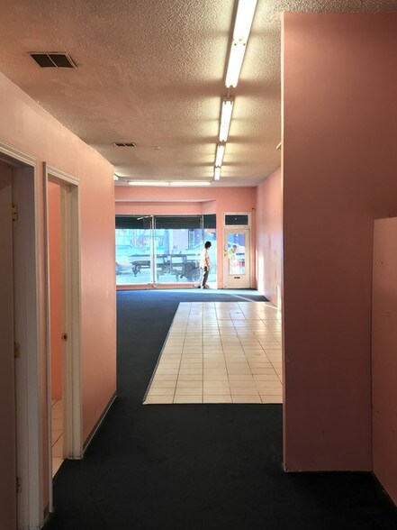 More Photos Of 11918 Wilshire Blvd, Los Angeles Restaurant For Lease