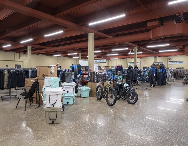 More Photos Of 13400 O St, Lincoln Manufacturing For Sale