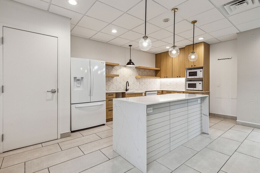 More Photos Of 5477 Glen Lakes Dr, Dallas Medical For Lease