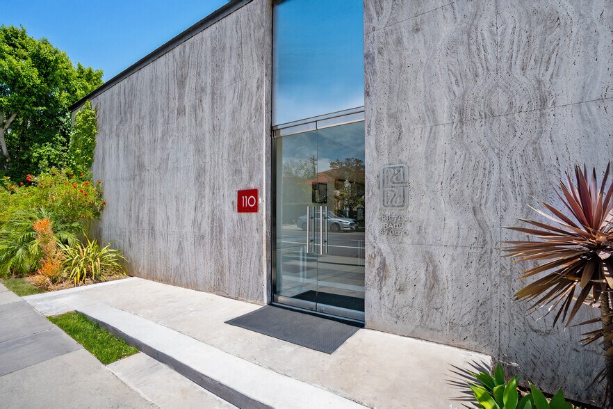 More Photos Of 114 Doheny Dr, Beverly Hills Office For Sale