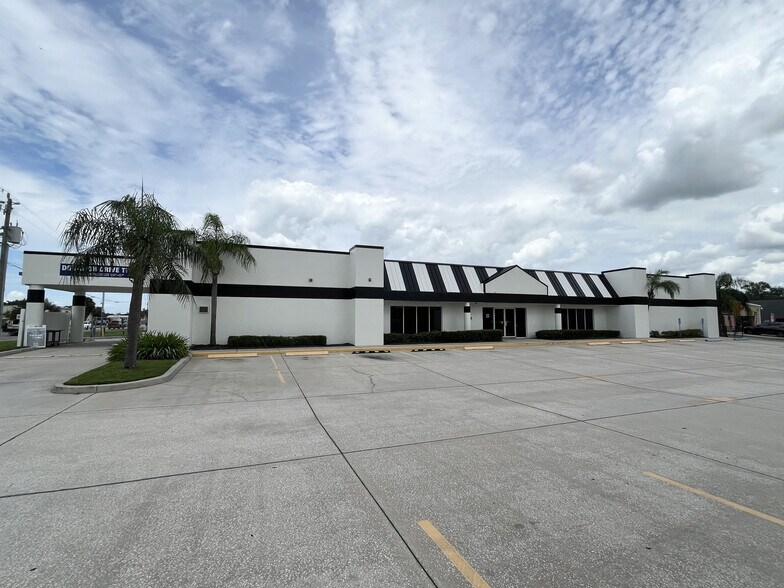 More Photos Of 1210 10th St E, Palmetto Freestanding For Lease