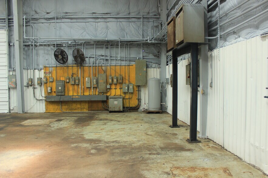 More Photos Of 11117 Mahaffey Rd, Tomball Manufacturing For Sale