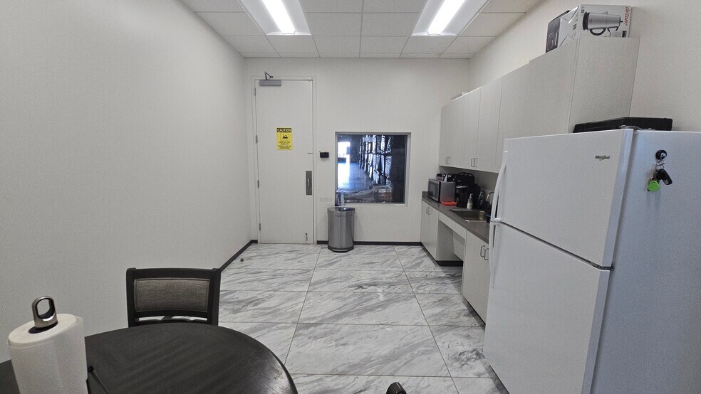 More Photos Of 5870 W Fuqua St, Houston Distribution For Lease