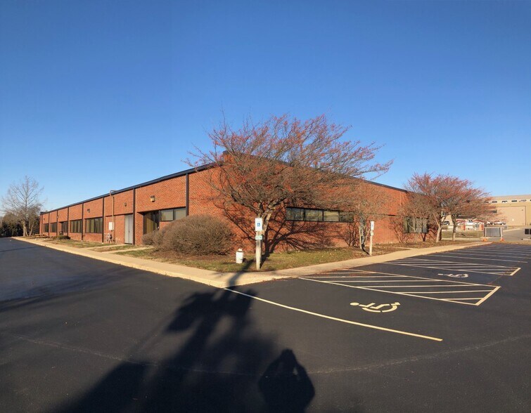 More Photos Of 201 Devonshire Dr, Champaign Medical For Lease