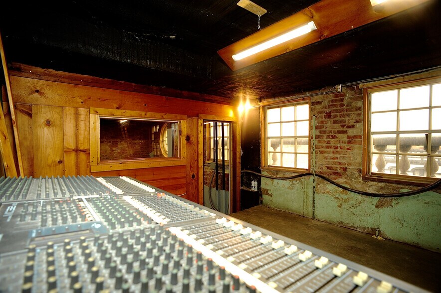 More Photos Of 424 W Main St, Denison Storefront Retail Office For Sale