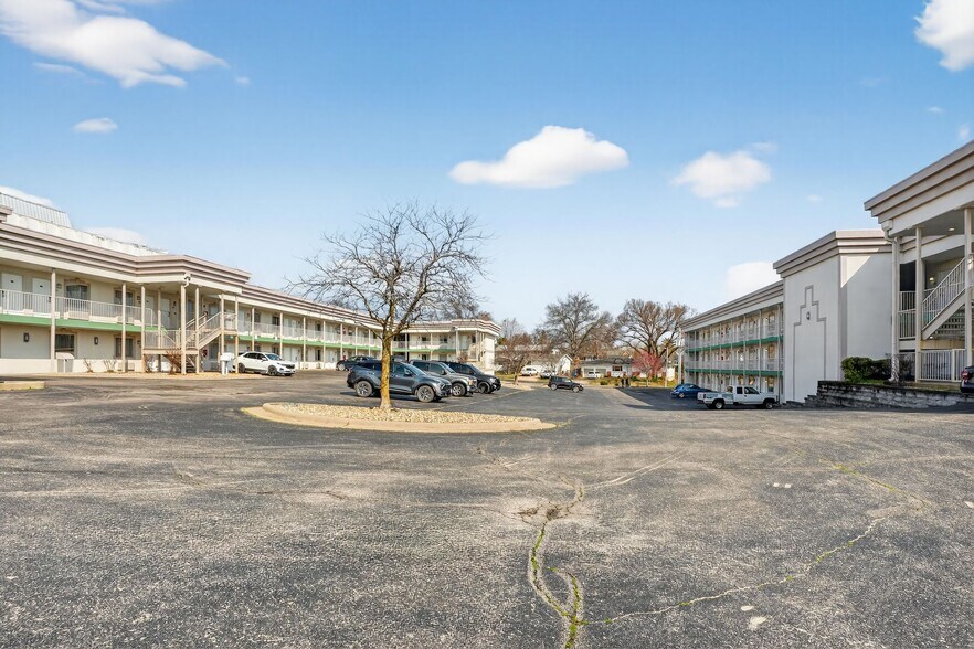 More Photos Of 1835 W Highway 76, Branson Hotel For Sale