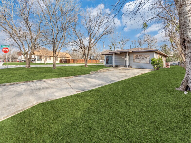 More Photos Of 1415 Jackson St, New Braunfels Office For Sale