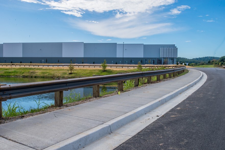 More Photos Of 120 Velocity Way, Shepherdsville Distribution For Lease