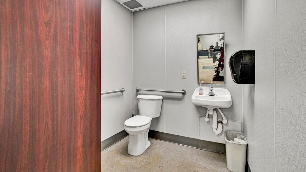 More Photos Of 961 N Main St, Mansfield Warehouse For Lease