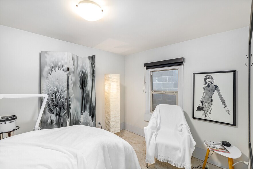 More Photos Of 2032 34th Ave SW, Calgary Office For Sale