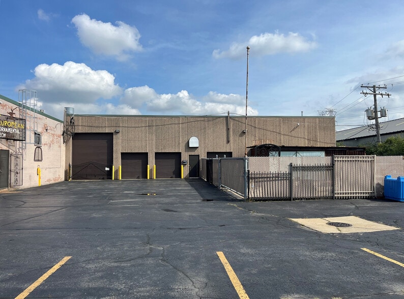 More Photos Of 1786 W Armitage Ct, Addison Manufacturing For Lease