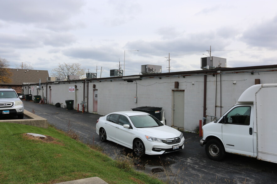 More Photos Of 116-134 Peterson Rd, Libertyville Unknown For Lease