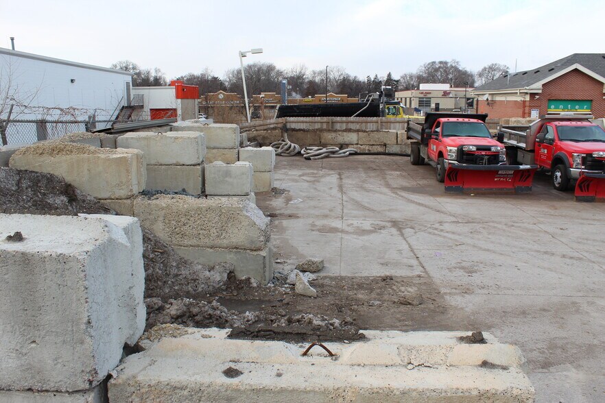 More Photos Of 541 W 90th St, Bloomington Showroom For Sale