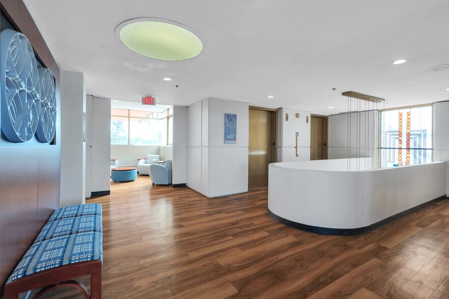 More Photos Of 6100 Dutchmans Ln, Louisville Office For Lease