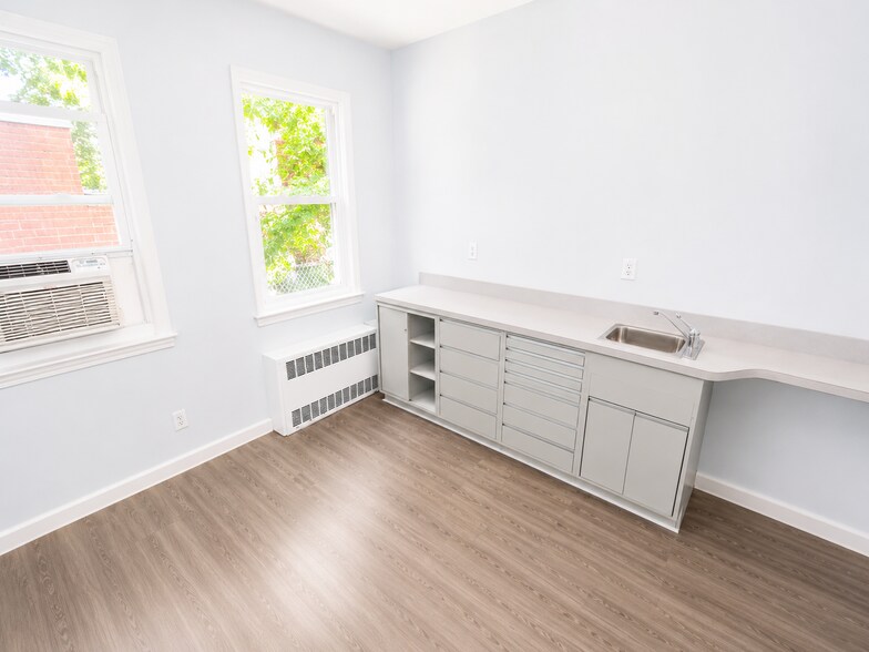 More Photos Of 238 Beach 20th St, Far Rockaway Medical For Lease