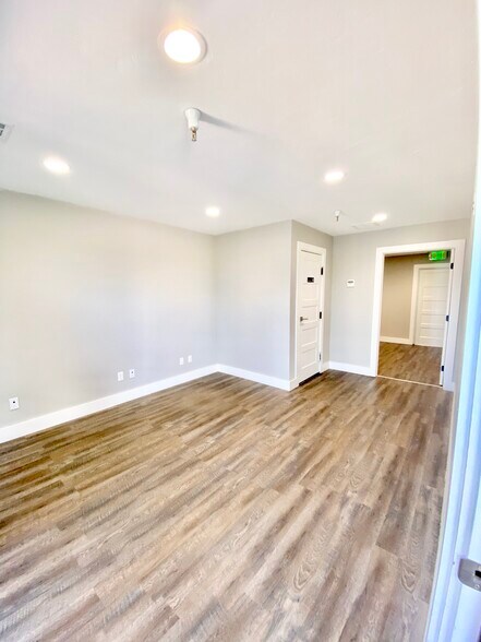 More Photos Of 400 Maxi Ct, Yukon Warehouse For Lease