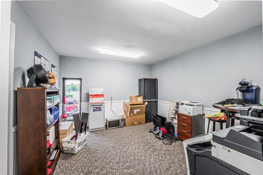 More Photos Of 1502 Westen St, Bowling Green Office For Sale