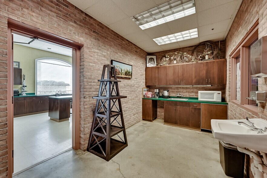 More Photos Of 2000 Champagne Blvd, Grapevine Specialty For Sale