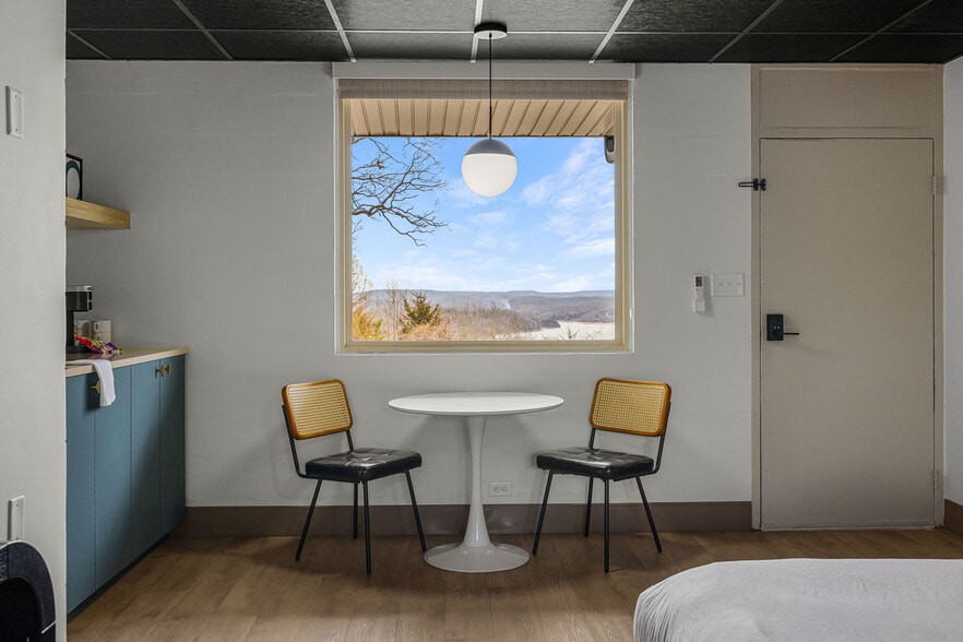 More Photos Of 14733 Dutchmans Dr, Rogers Hotel For Sale