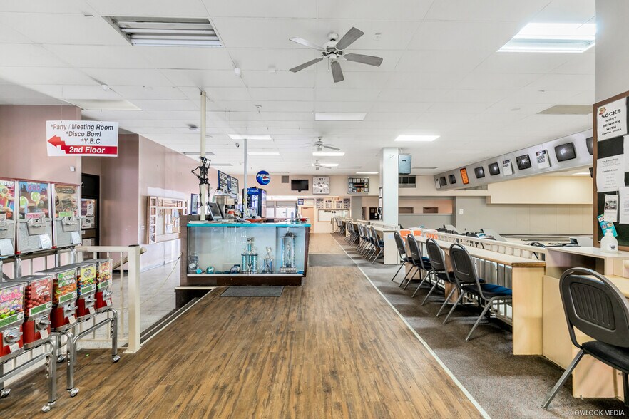 More Photos Of 45916-45920 Wellington Ave, Chilliwack Bowling Alley For Sale